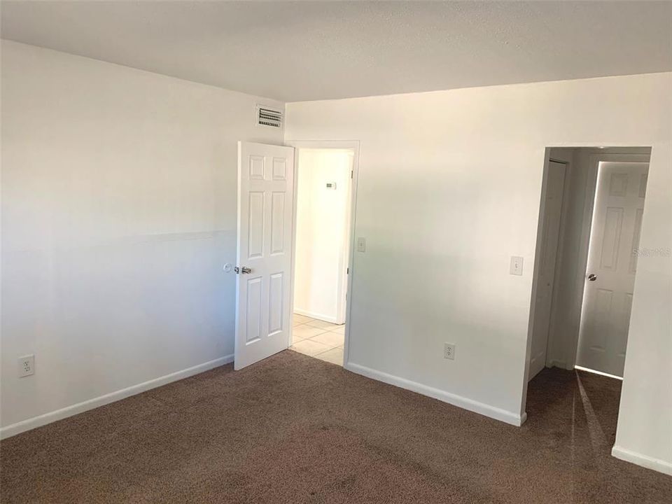 Active With Contract: $1,215 (2 beds, 2 baths, 988 Square Feet)