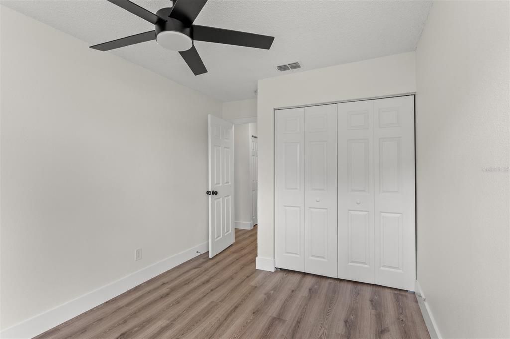 Active With Contract: $259,900 (2 beds, 1 baths, 924 Square Feet)