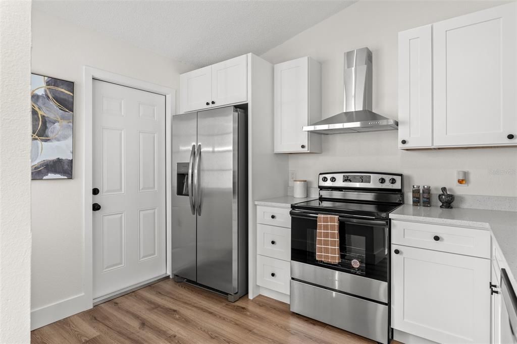 Active With Contract: $259,900 (2 beds, 1 baths, 924 Square Feet)