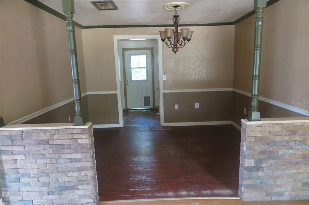 For Sale: $84,900 (3 beds, 2 baths, 1204 Square Feet)