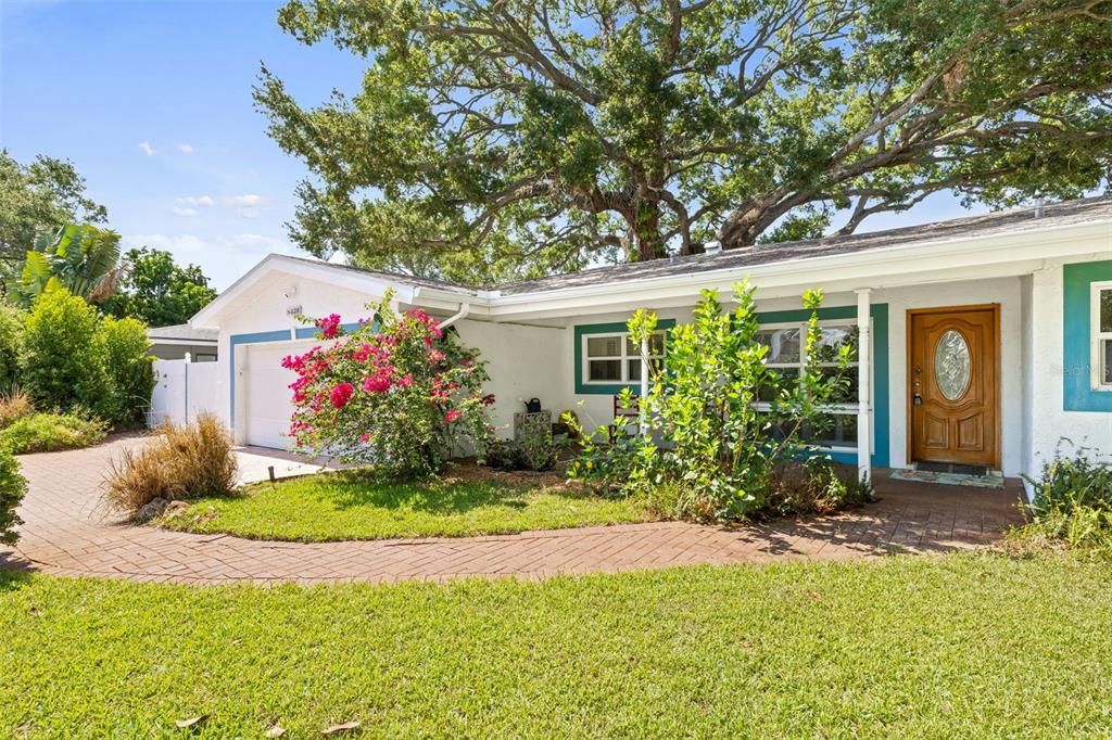 Active With Contract: $550,000 (3 beds, 2 baths, 1937 Square Feet)