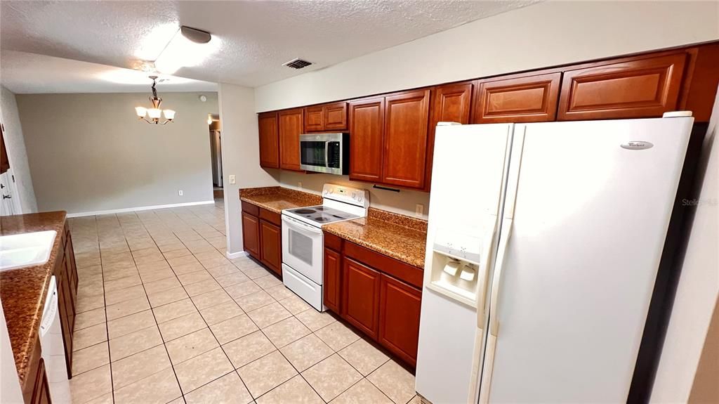 For Rent: $1,650 (3 beds, 2 baths, 1303 Square Feet)