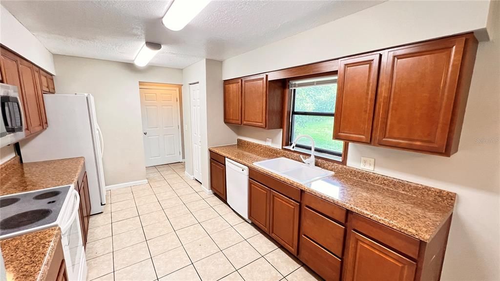 For Rent: $1,650 (3 beds, 2 baths, 1303 Square Feet)