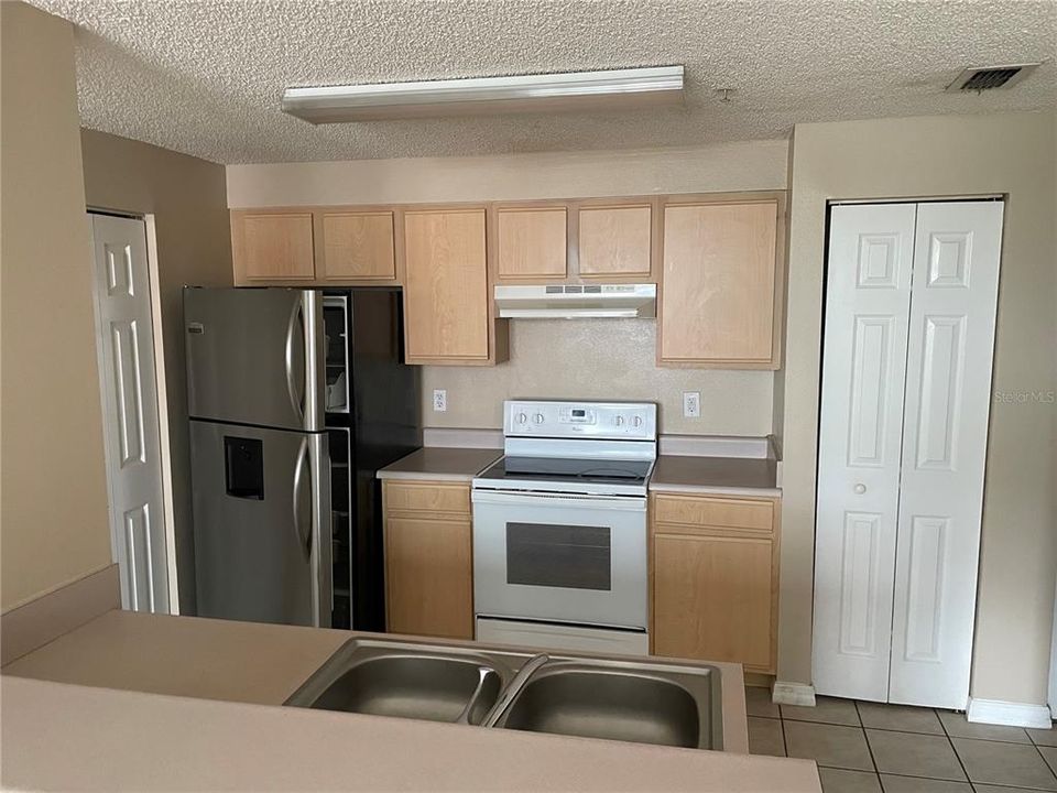 Active With Contract: $1,400 (1 beds, 1 baths, 643 Square Feet)