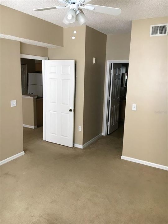 Active With Contract: $1,400 (1 beds, 1 baths, 643 Square Feet)