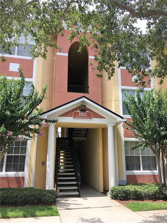 Active With Contract: $1,400 (1 beds, 1 baths, 643 Square Feet)