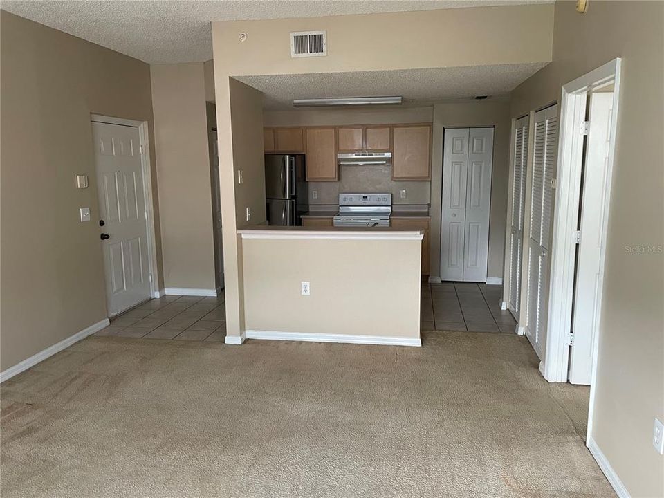 Active With Contract: $1,400 (1 beds, 1 baths, 643 Square Feet)