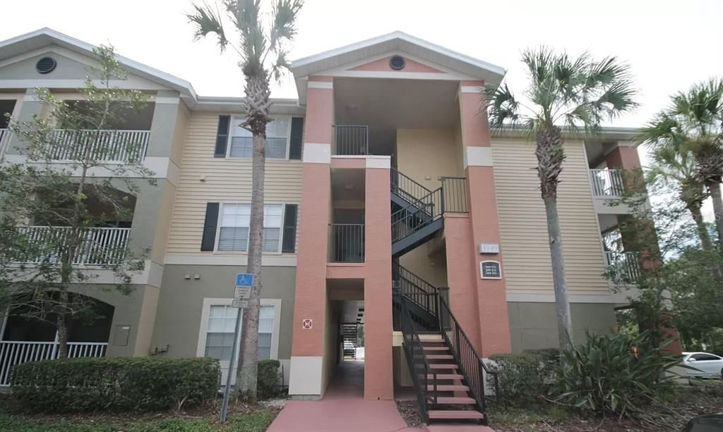 Active With Contract: $1,300 (1 beds, 1 baths, 576 Square Feet)