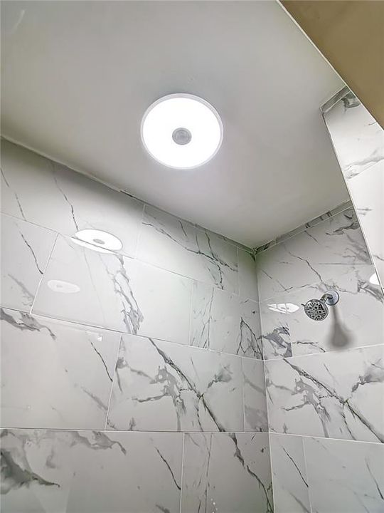 SHOWER W/LED LIGHT & SPEAKER