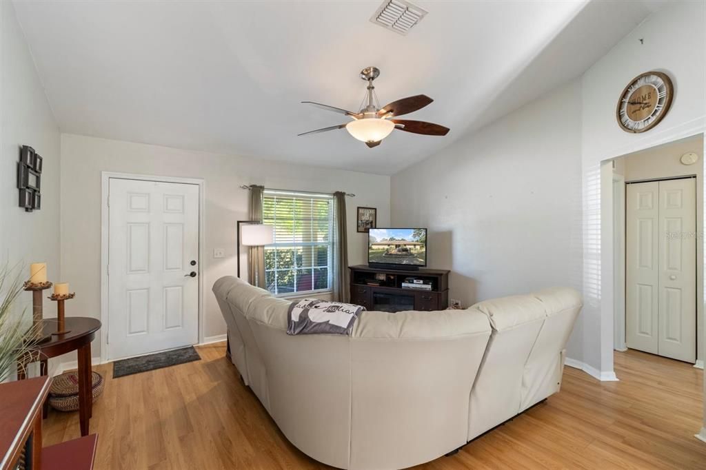 Active With Contract: $235,000 (3 beds, 2 baths, 1178 Square Feet)