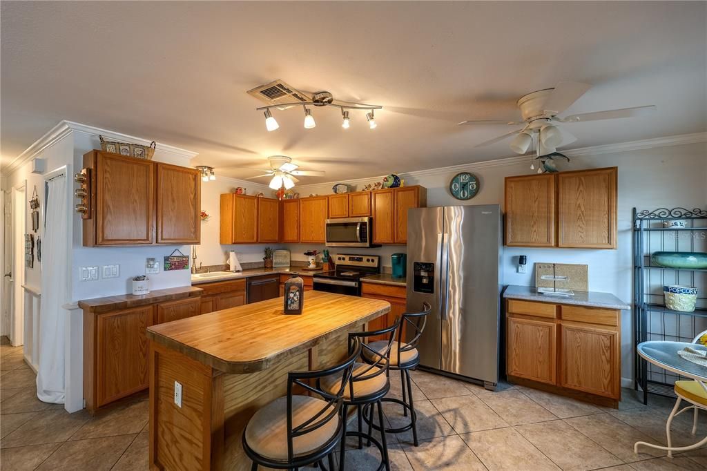 For Sale: $169,000 (2 beds, 1 baths, 875 Square Feet)