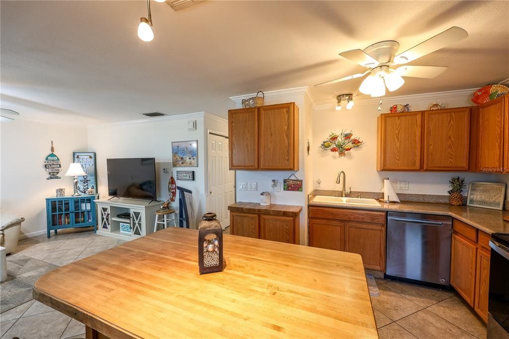 For Sale: $169,000 (2 beds, 1 baths, 875 Square Feet)