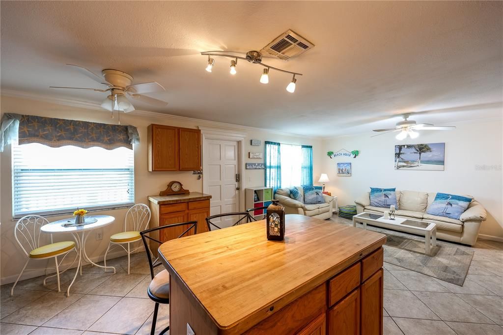 For Sale: $169,000 (2 beds, 1 baths, 875 Square Feet)