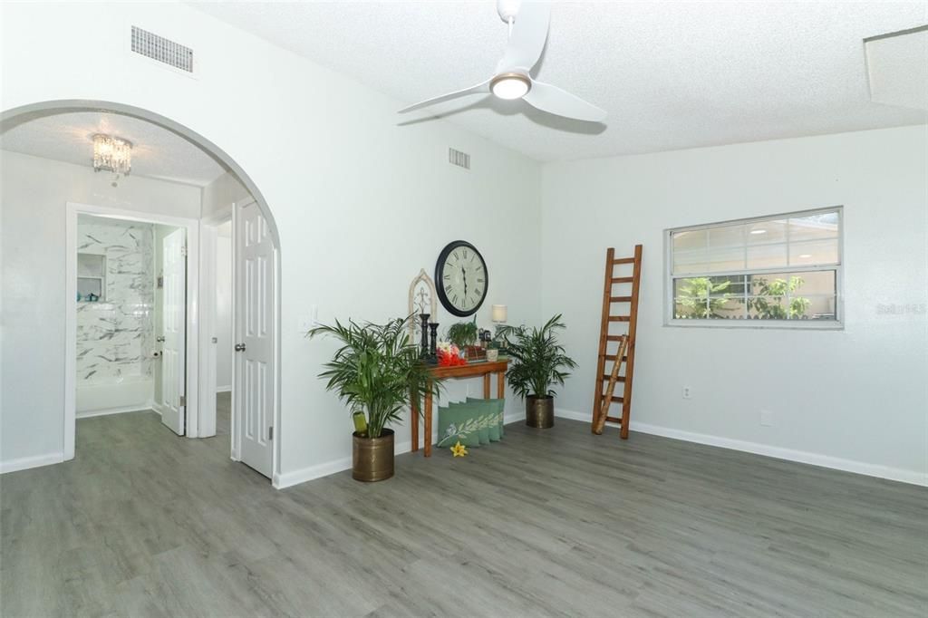 Active With Contract: $239,900 (2 beds, 1 baths, 812 Square Feet)