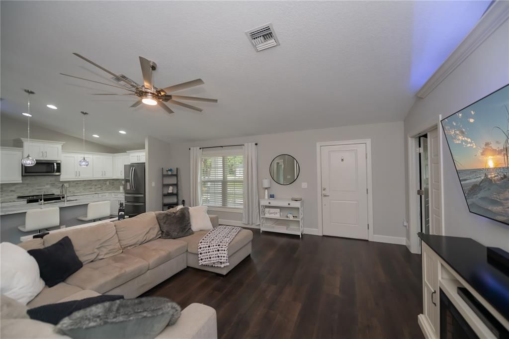 For Sale: $400,000 (4 beds, 2 baths, 1692 Square Feet)