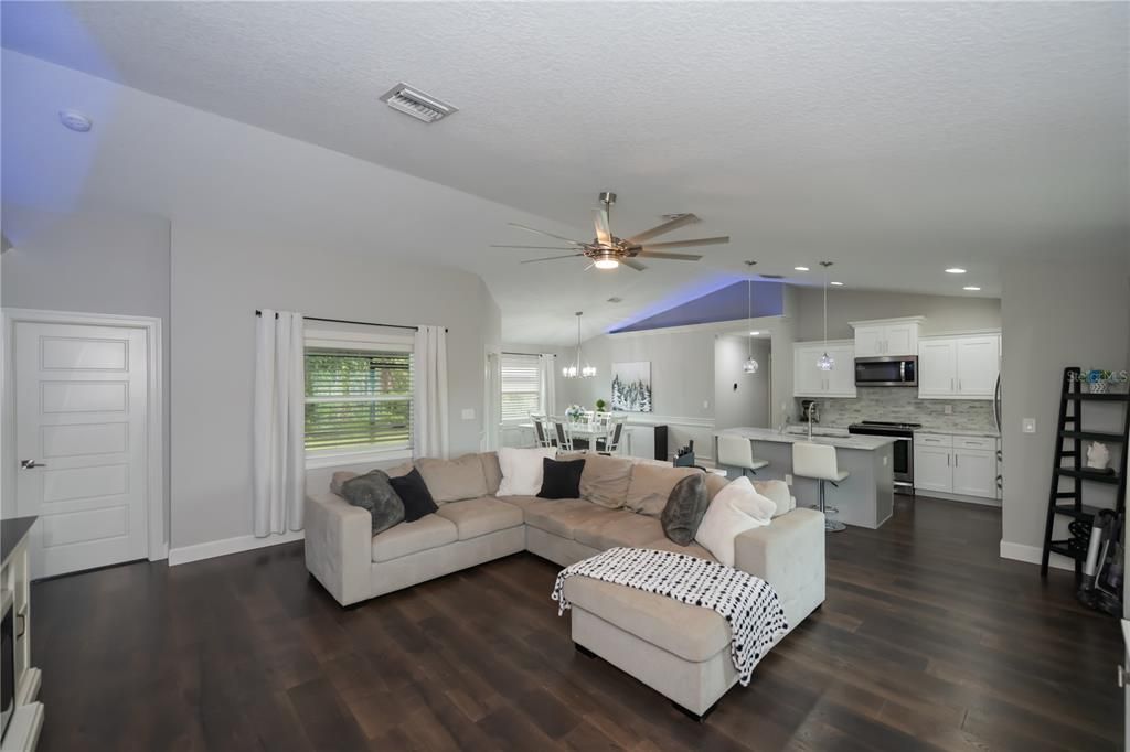 For Sale: $349,000 (3 beds, 2 baths, 1692 Square Feet)