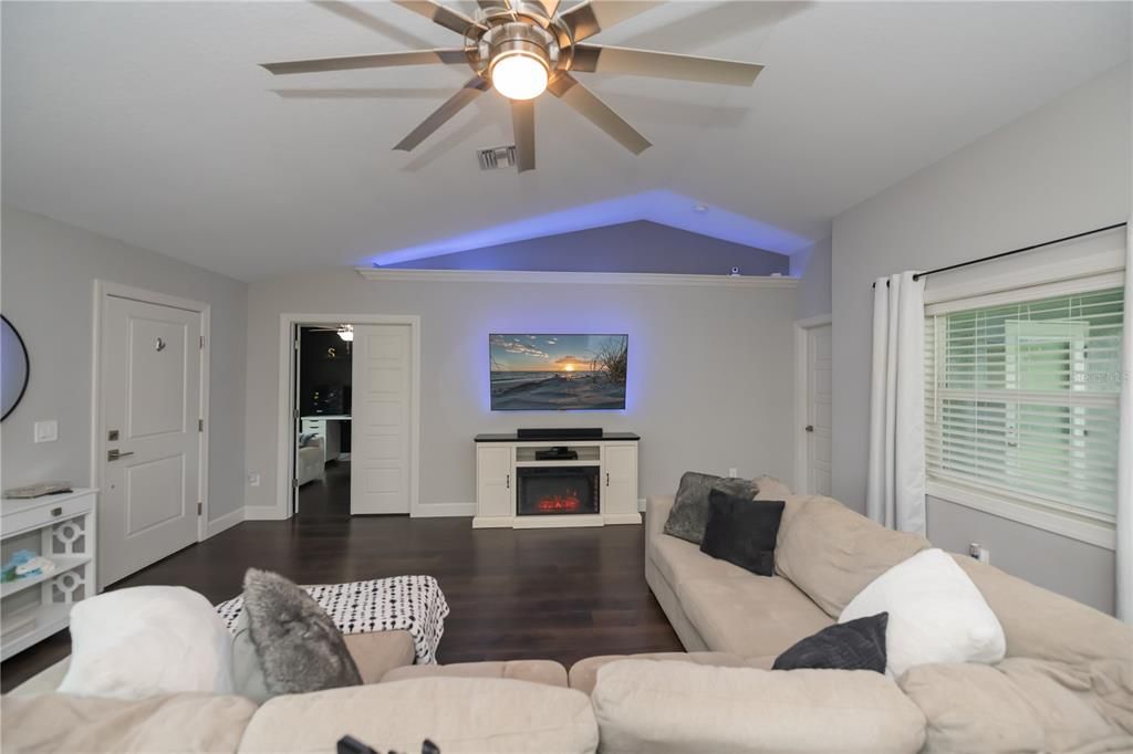 For Sale: $349,000 (3 beds, 2 baths, 1692 Square Feet)