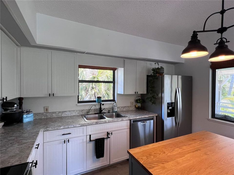 For Sale: $650,000 (2 beds, 1 baths, 832 Square Feet)