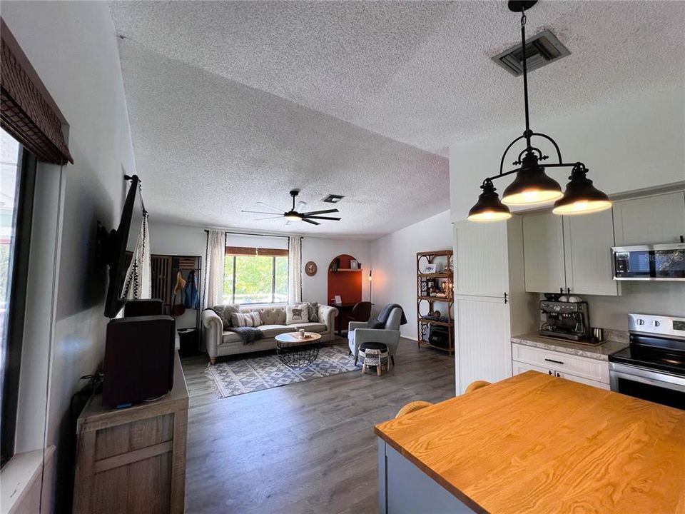 For Sale: $650,000 (2 beds, 1 baths, 832 Square Feet)