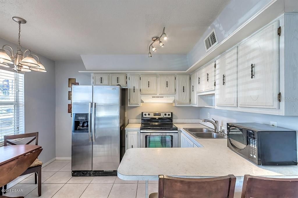 For Sale: $238,000 (2 beds, 1 baths, 734 Square Feet)