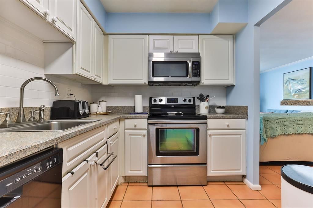 Active With Contract: $199,000 (1 beds, 1 baths, 796 Square Feet)