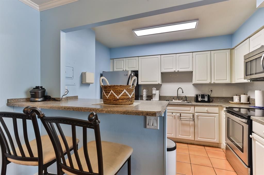 Active With Contract: $199,000 (1 beds, 1 baths, 796 Square Feet)