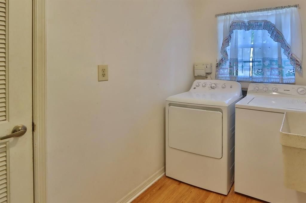 Active With Contract: $335,000 (3 beds, 2 baths, 1350 Square Feet)