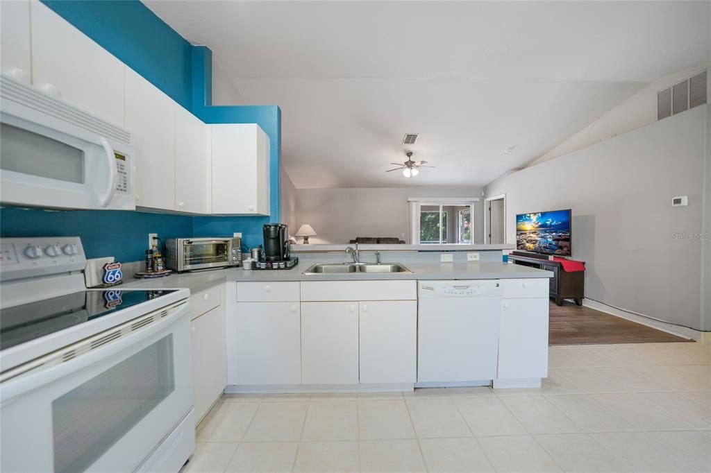 Active With Contract: $290,000 (3 beds, 2 baths, 1296 Square Feet)