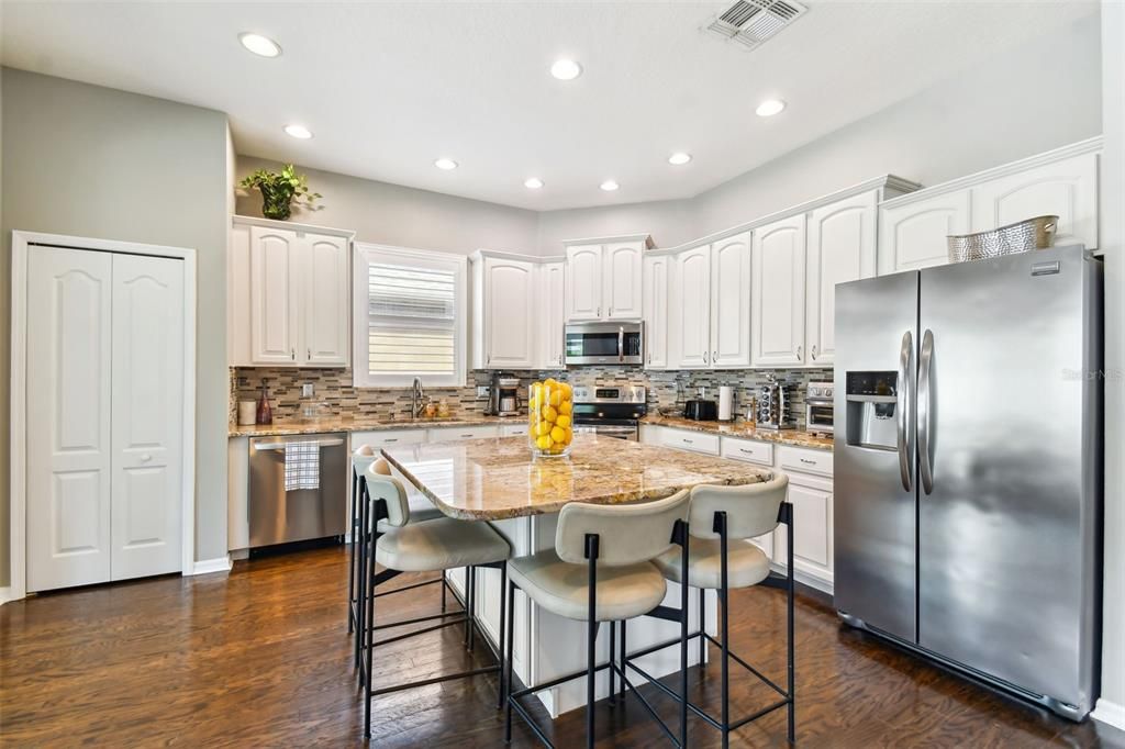 Gorgeous kitchen with granite countertops!