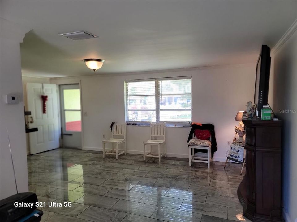 For Sale: $230,000 (2 beds, 1 baths, 924 Square Feet)