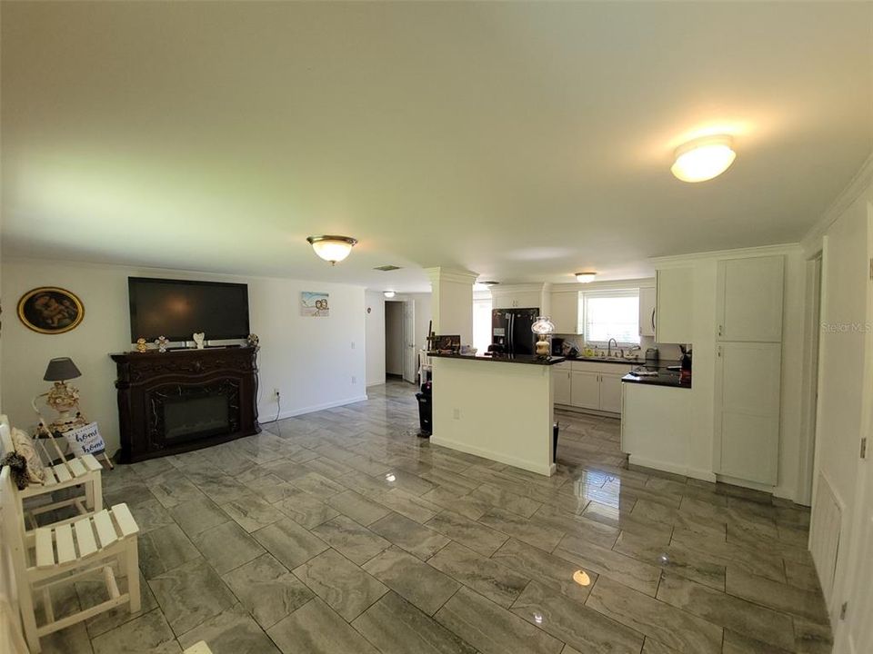 For Sale: $230,000 (2 beds, 1 baths, 924 Square Feet)