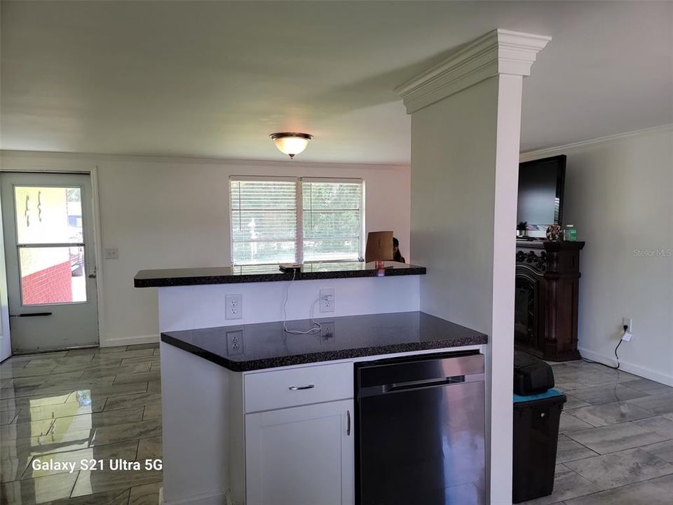 For Sale: $230,000 (2 beds, 1 baths, 924 Square Feet)