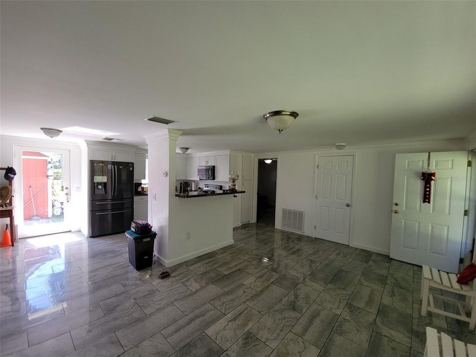 For Sale: $230,000 (2 beds, 1 baths, 924 Square Feet)