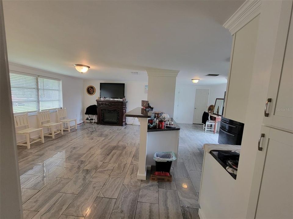 For Sale: $230,000 (2 beds, 1 baths, 924 Square Feet)