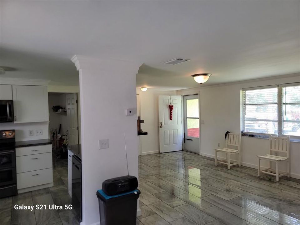 For Sale: $230,000 (2 beds, 1 baths, 924 Square Feet)