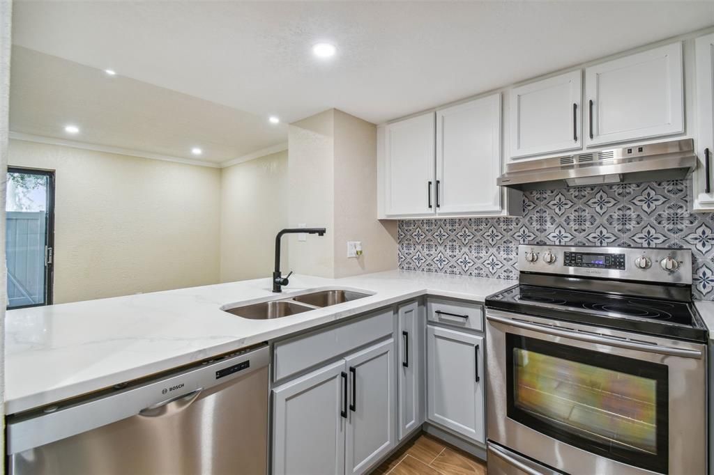 Active With Contract: $169,900 (1 beds, 1 baths, 817 Square Feet)