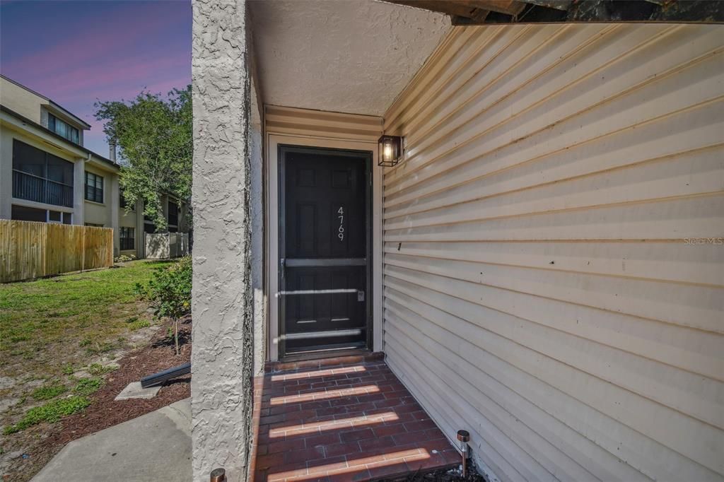 Active With Contract: $169,900 (1 beds, 1 baths, 817 Square Feet)