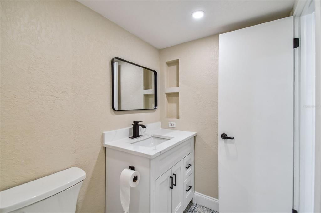 Active With Contract: $169,900 (1 beds, 1 baths, 817 Square Feet)