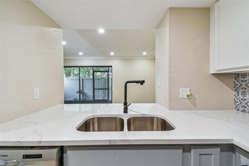 Active With Contract: $169,900 (1 beds, 1 baths, 817 Square Feet)