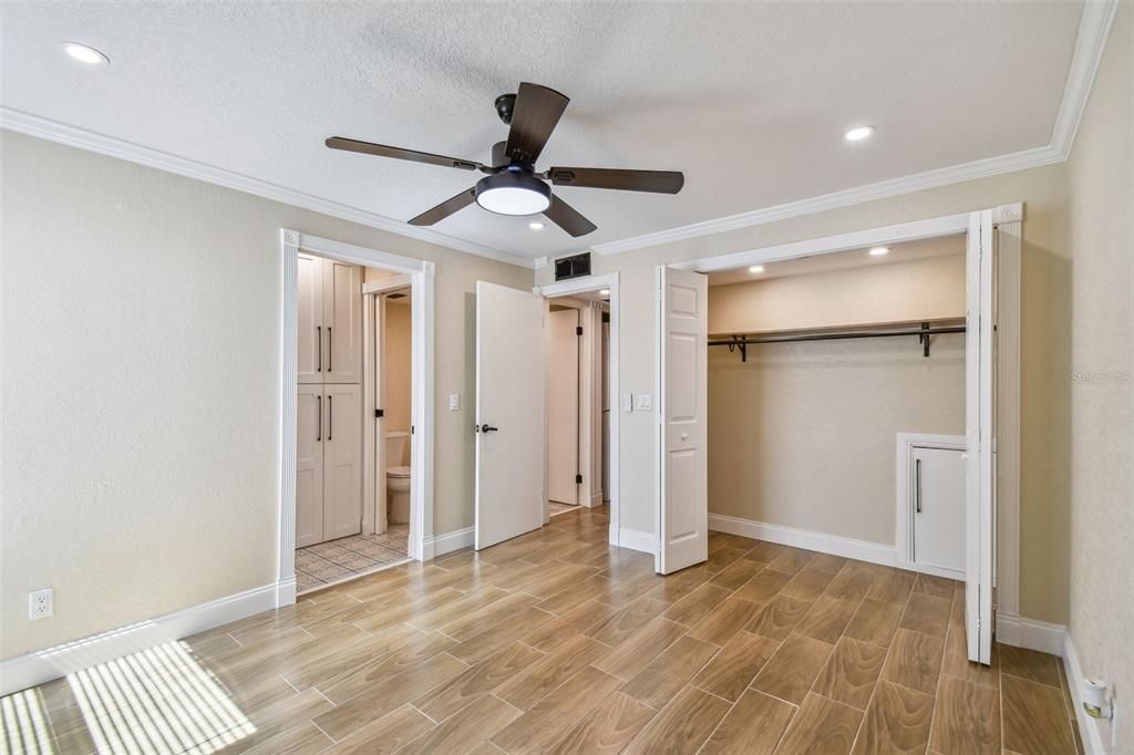 Active With Contract: $169,900 (1 beds, 1 baths, 817 Square Feet)