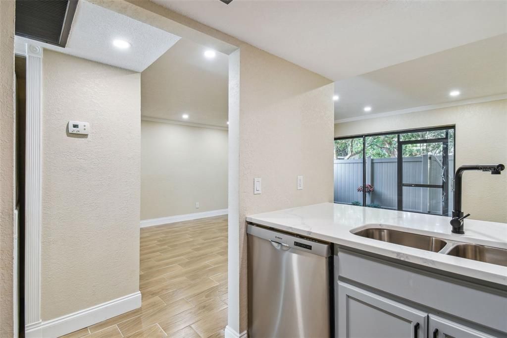 Active With Contract: $169,900 (1 beds, 1 baths, 817 Square Feet)