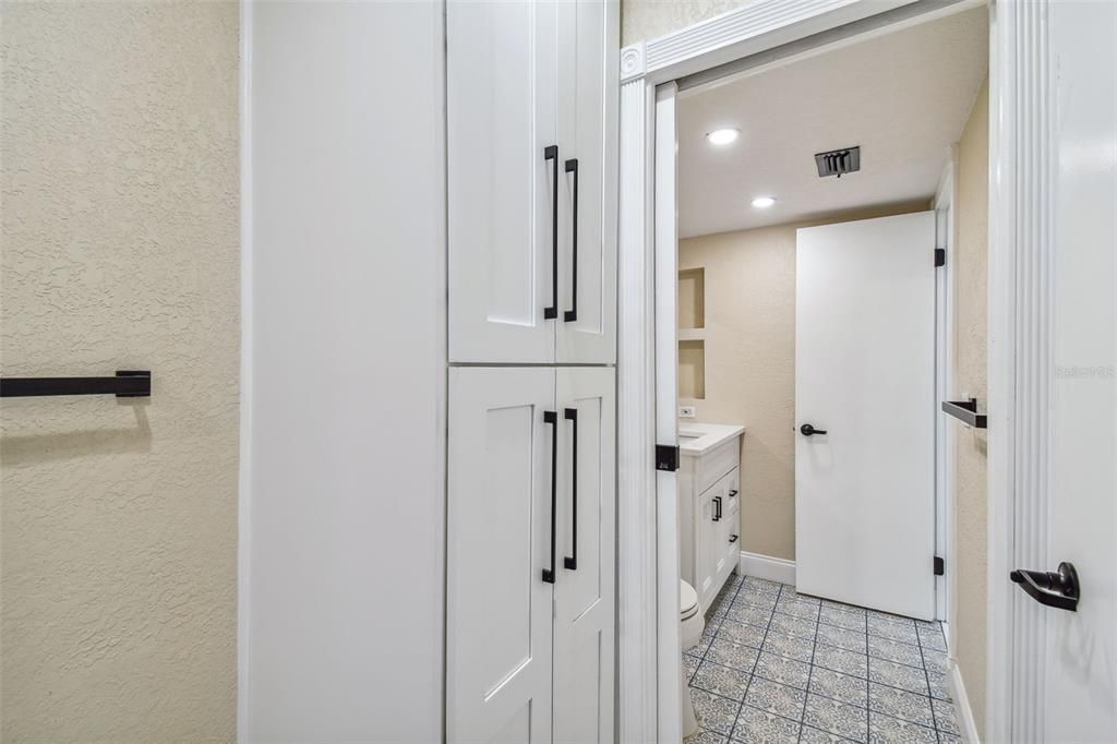 Active With Contract: $169,900 (1 beds, 1 baths, 817 Square Feet)