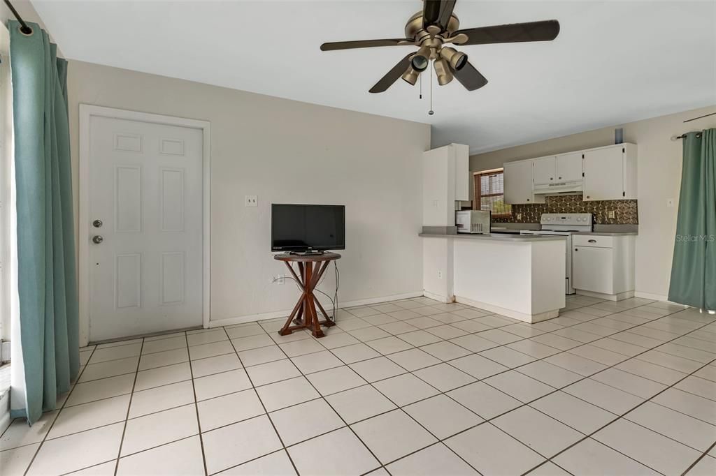 For Sale: $195,000 (2 beds, 1 baths, 844 Square Feet)