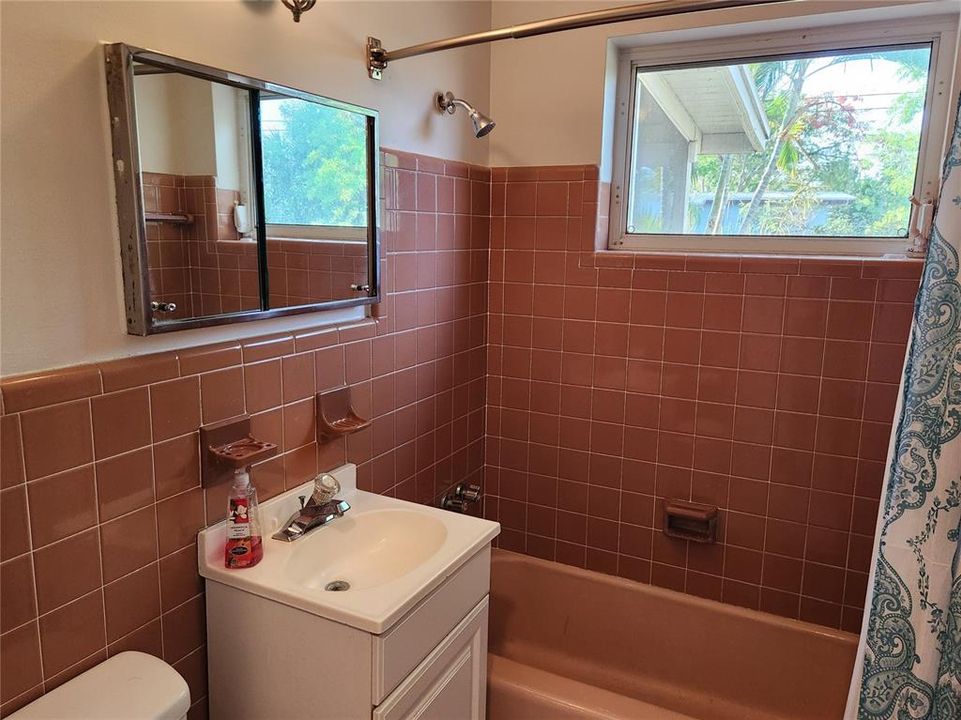 For Sale: $195,000 (2 beds, 1 baths, 844 Square Feet)