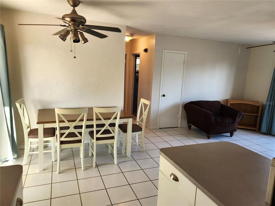 For Sale: $195,000 (2 beds, 1 baths, 844 Square Feet)