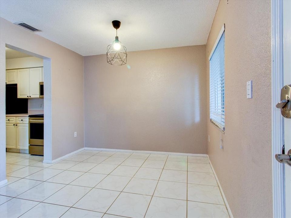 For Sale: $175,000 (2 beds, 1 baths, 915 Square Feet)