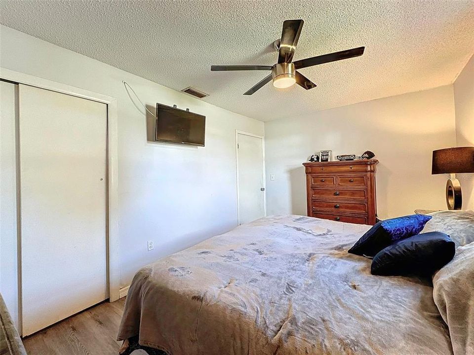 For Sale: $289,900 (2 beds, 2 baths, 1342 Square Feet)