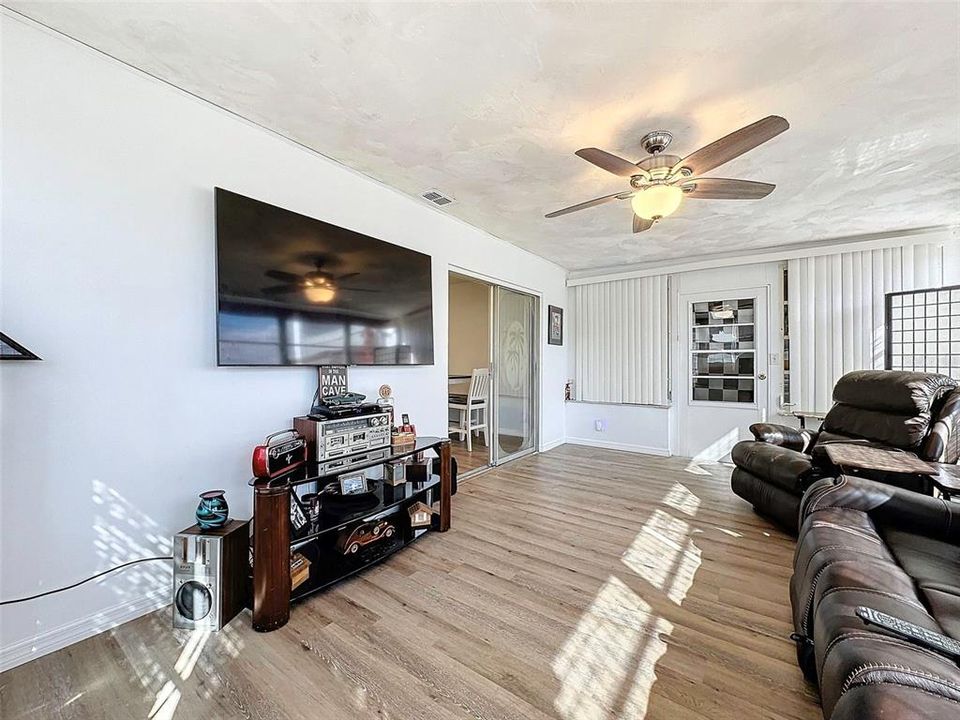 For Sale: $289,900 (2 beds, 2 baths, 1342 Square Feet)