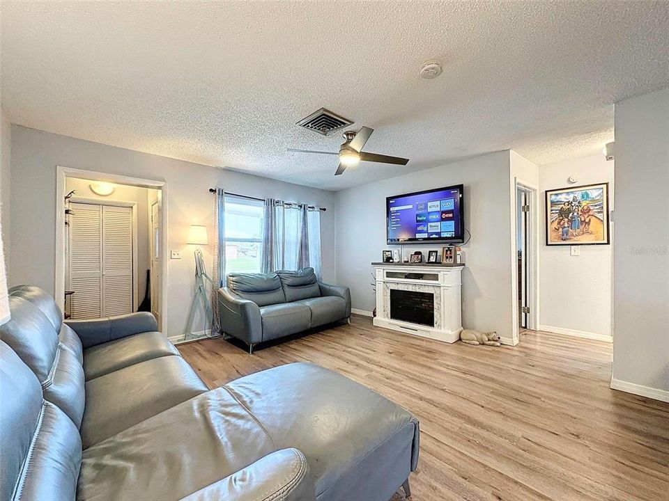 For Sale: $289,900 (2 beds, 2 baths, 1342 Square Feet)