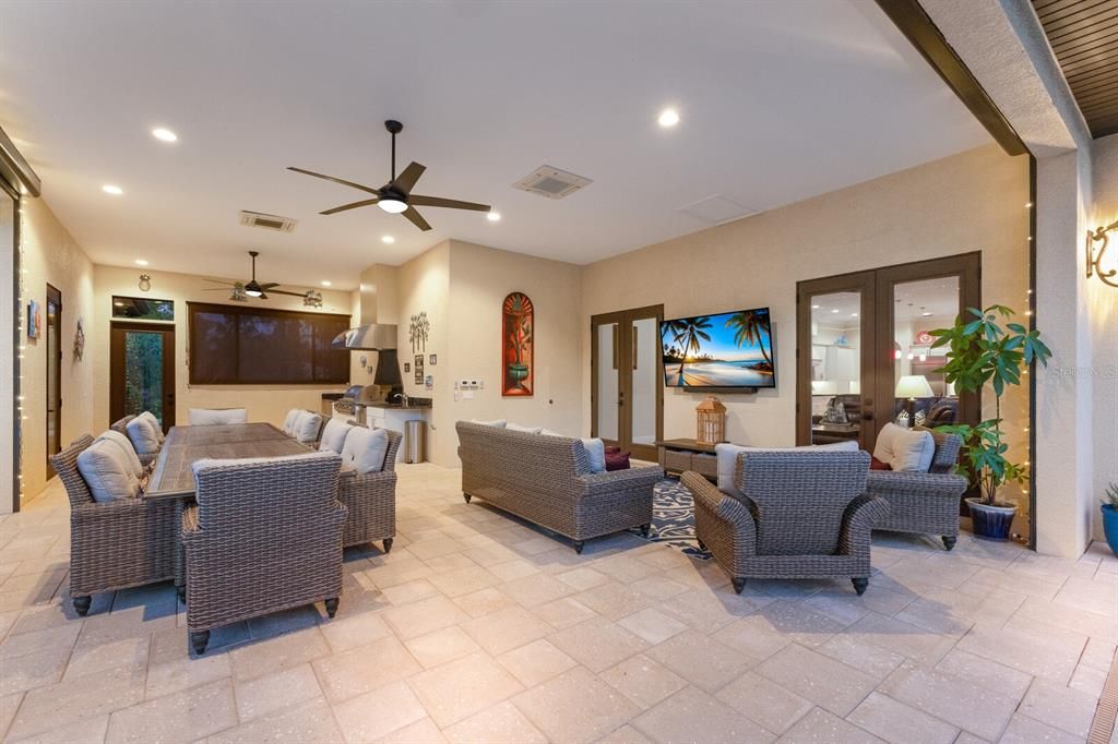 Entertaining and eating area in the lanai